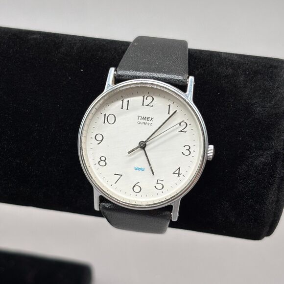 Timex Quartz Wristwatch White Dial Black Strap Water Resistant 30mm Vintage '90s - Picture 1 of 9
